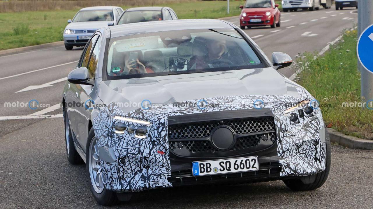 1713849489_next-gen-mercedes-benz-e-class-sedan-front-view-spy-photo(2).thumb.jpg.b9b48d8e5c6b08b48cf97c7d79197467.jpg