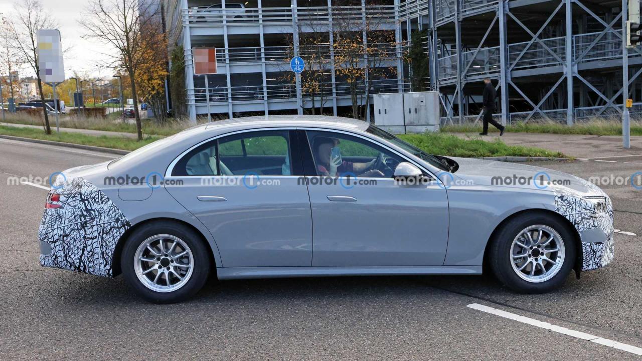 20559719_next-gen-mercedes-benz-e-class-sedan-side-view-spy-photo(1).thumb.jpg.a1ddc02f0d2482b49b19411a66ce6aa7.jpg