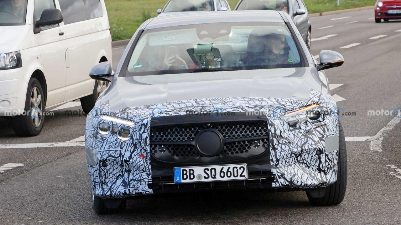 587353911_next-gen-mercedes-benz-e-class-sedan-front-view-spy-photo(1).thumb.jpg.7db990d3fea85ac2380ac54fc593e072.jpg