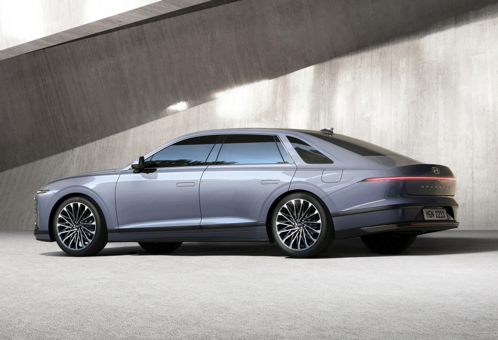hyundai_grandeur_560_0ac5054015950ebc.jpg.220bd61acc4021d35a31bcc20a86ea9e.jpg