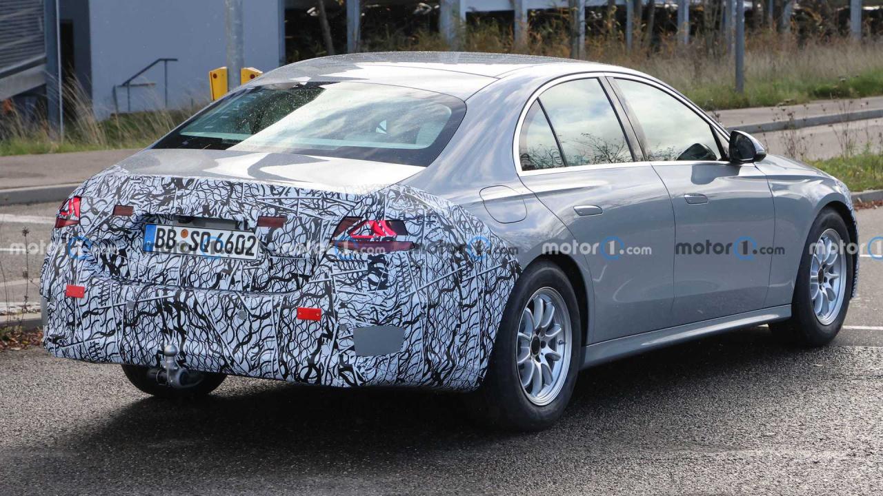 next-gen-mercedes-benz-e-class-sedan-rear-view-spy-photo.thumb.jpg.c88fa2c306060b2161933caa2ba210c3.jpg