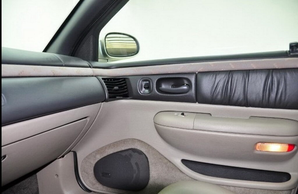 https___www.carscoops.com_wp-content_uploads_2022_12_1993-Chrysler-300-Prototype-Concept-Car-27-1024x669.jpg