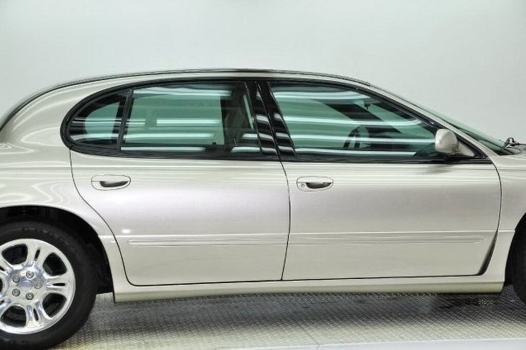 https___www.carscoops.com_wp-content_uploads_2022_12_1993-Chrysler-300-Prototype-Concept-Car-5-1024x682.jpg