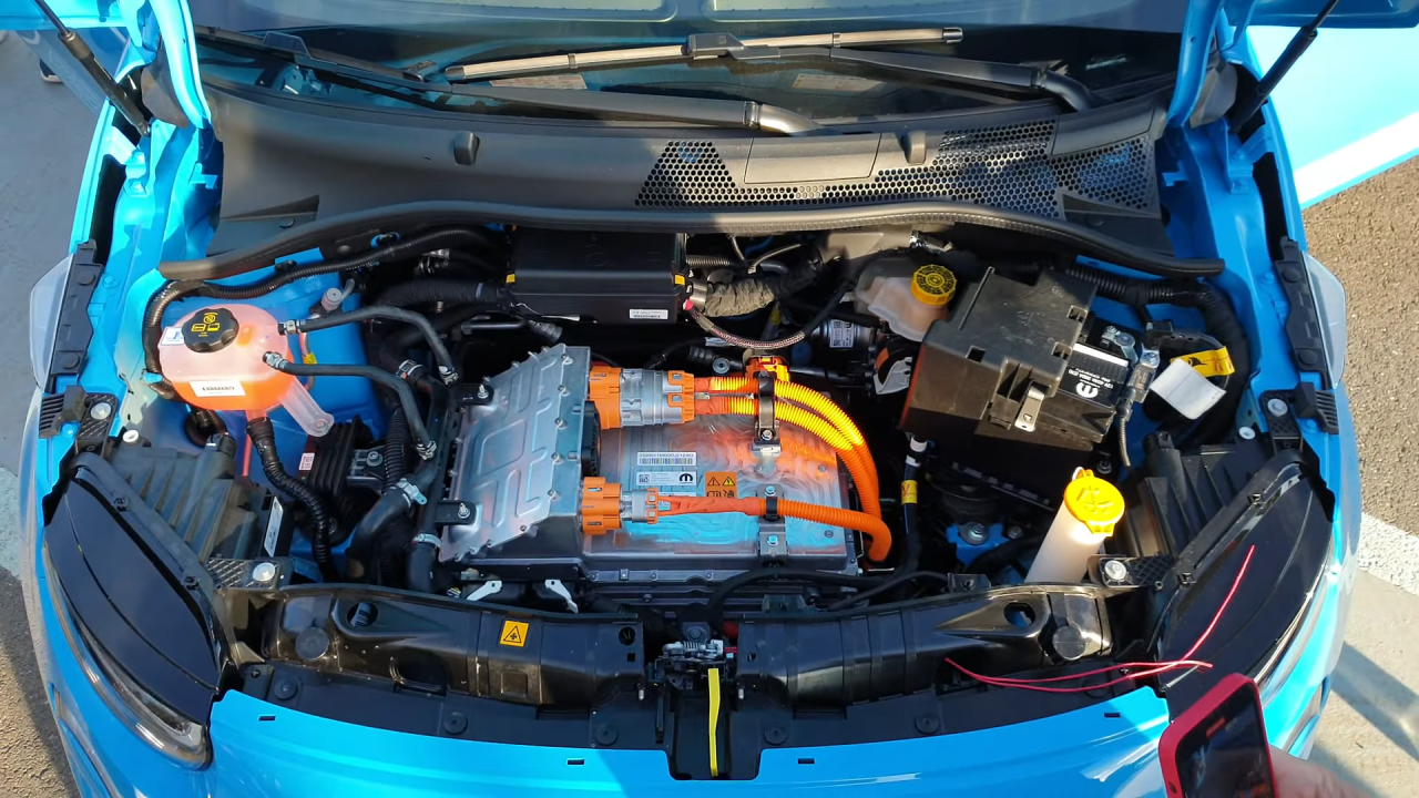2023 Abarth 500e - Vorstellung _ autofilou [2160p] 2-53 screenshot.png