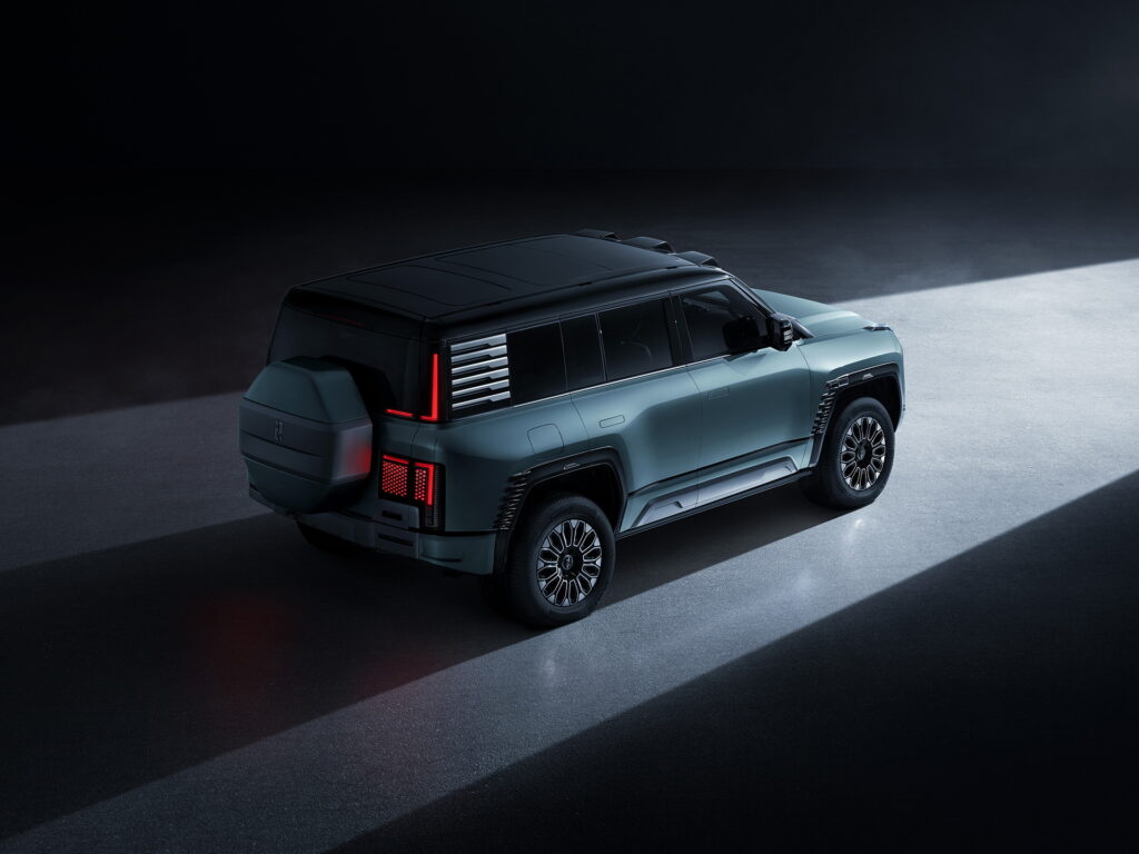 https___www.carscoops.com_wp-content_uploads_2023_01_Yangwang-U8-7-1024x768.jpg.7d0575a1bce3d7f6e2a2ef98b1128997.jpg