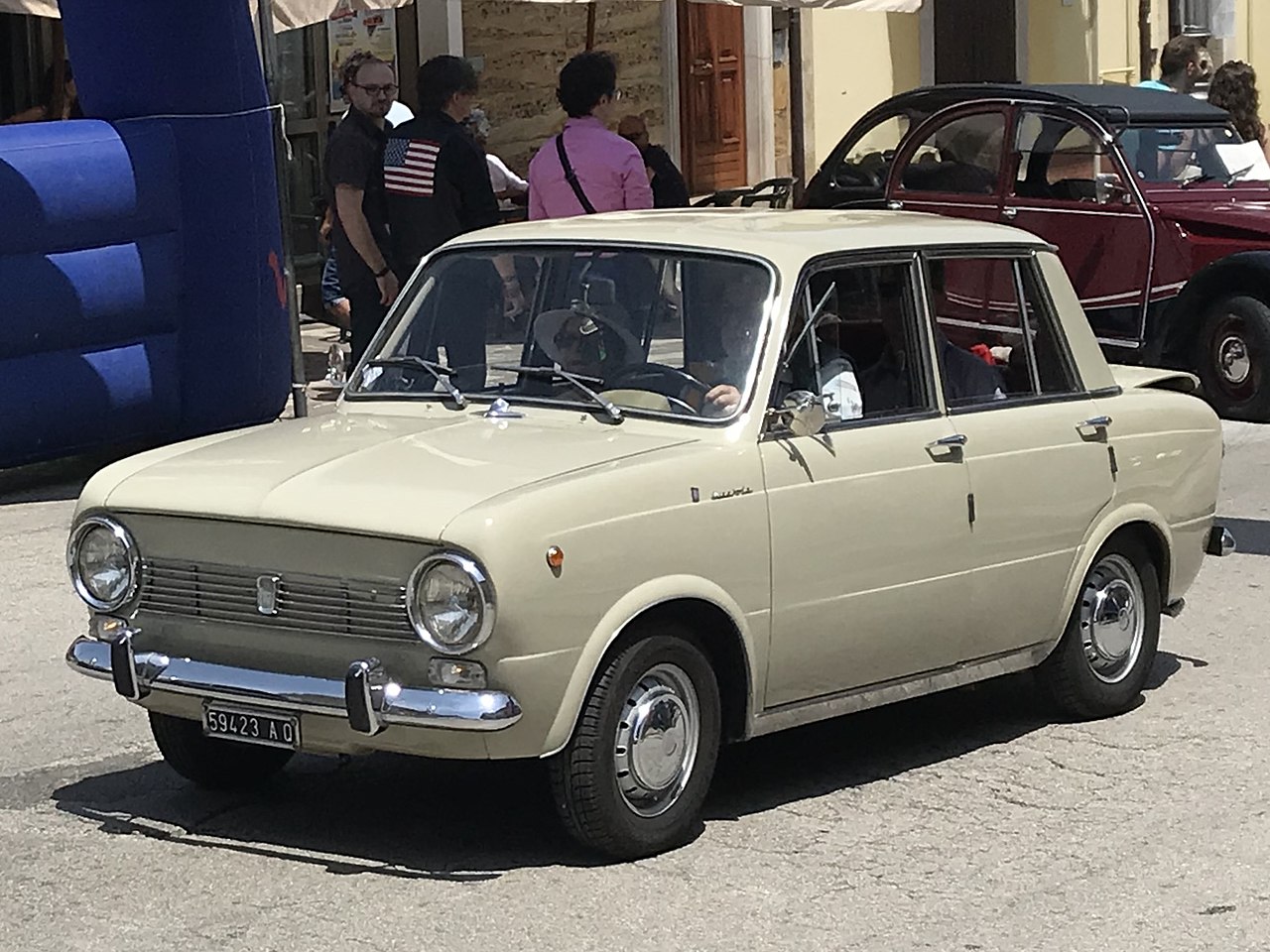 Fiat_850_Lucciola_Francis_Lombardi.jpg.f1474f2e760d47ccef78382415bde55d.jpg