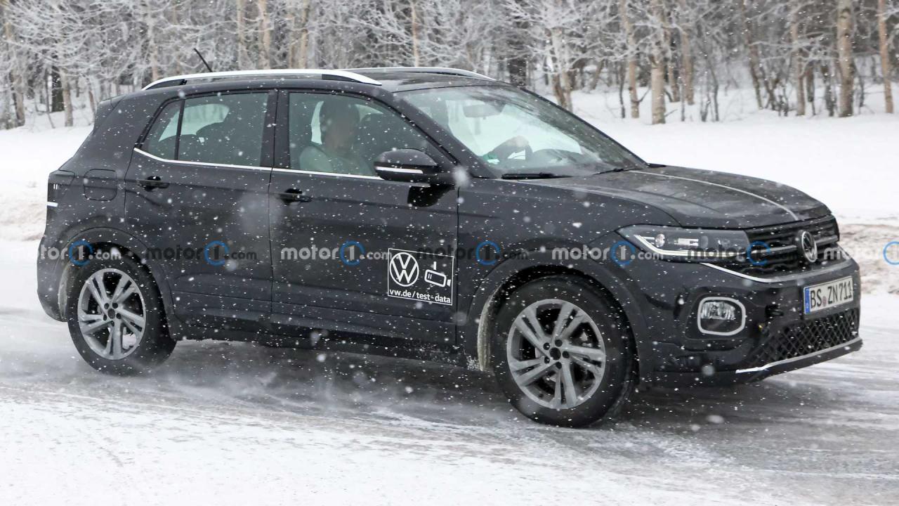 vw-t-cross-facelift-first-spy-photo(7).thumb.jpg.13ebb011786717872df2c5ed9974185e.jpg