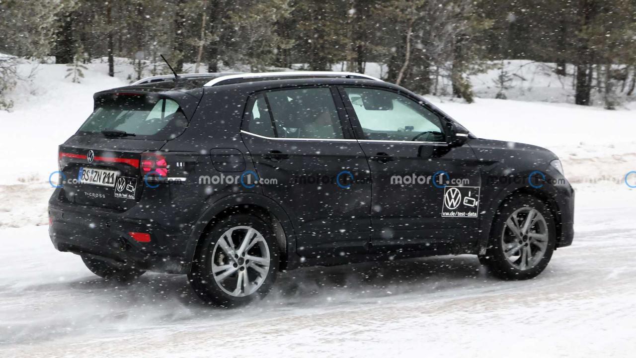 vw-t-cross-facelift-first-spy-photo(8).thumb.jpg.2ad7e52cb464b7a937aa89d28ee25237.jpg