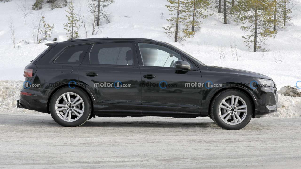 2024-audi-q7-side-view-spy-photo (1).jpg