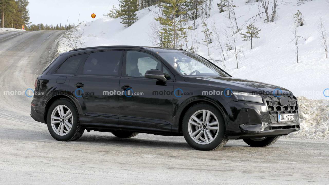 2024-audi-q7-side-view-spy-photo.jpg