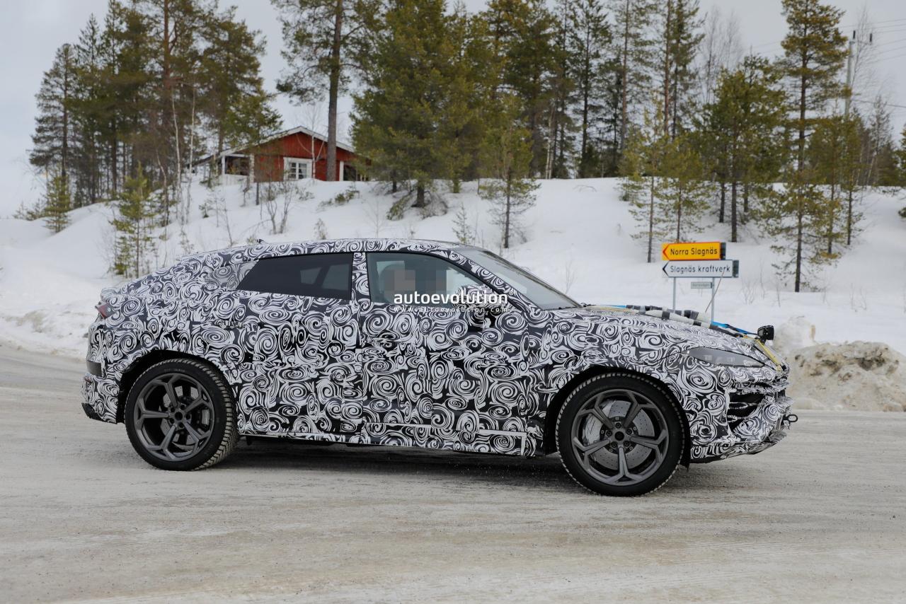 lambos-urus-phev-is-not-even-famous-yet-and-it-already-has-its-own-bodyguard_2.jpg