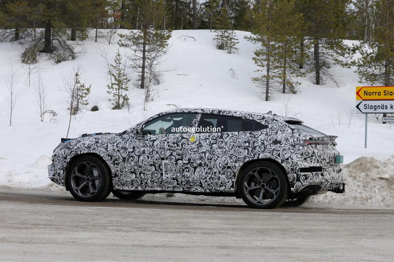 lambos-urus-phev-is-not-even-famous-yet-and-it-already-has-its-own-bodyguard_8.jpg