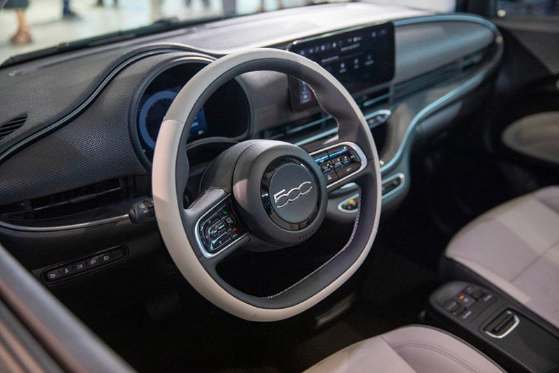 nuova-fiat-500-interni.jpg.45c51d490c6eaccde0a17635732887d8.jpg