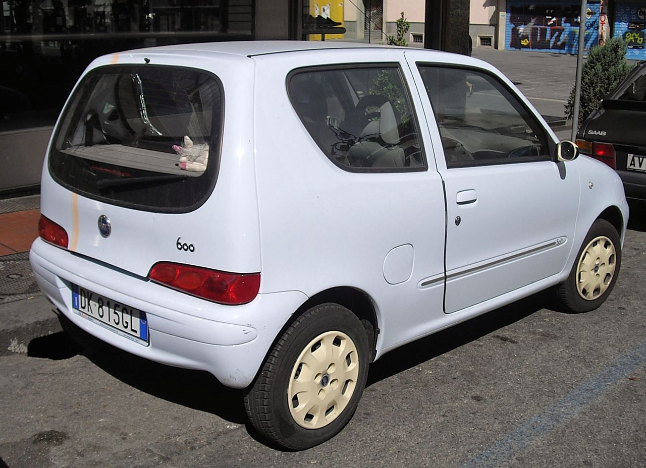 1280px-Fiat_600_50th_Anniversary.jpg.197214074ef48a26361b07239caa058d.jpg