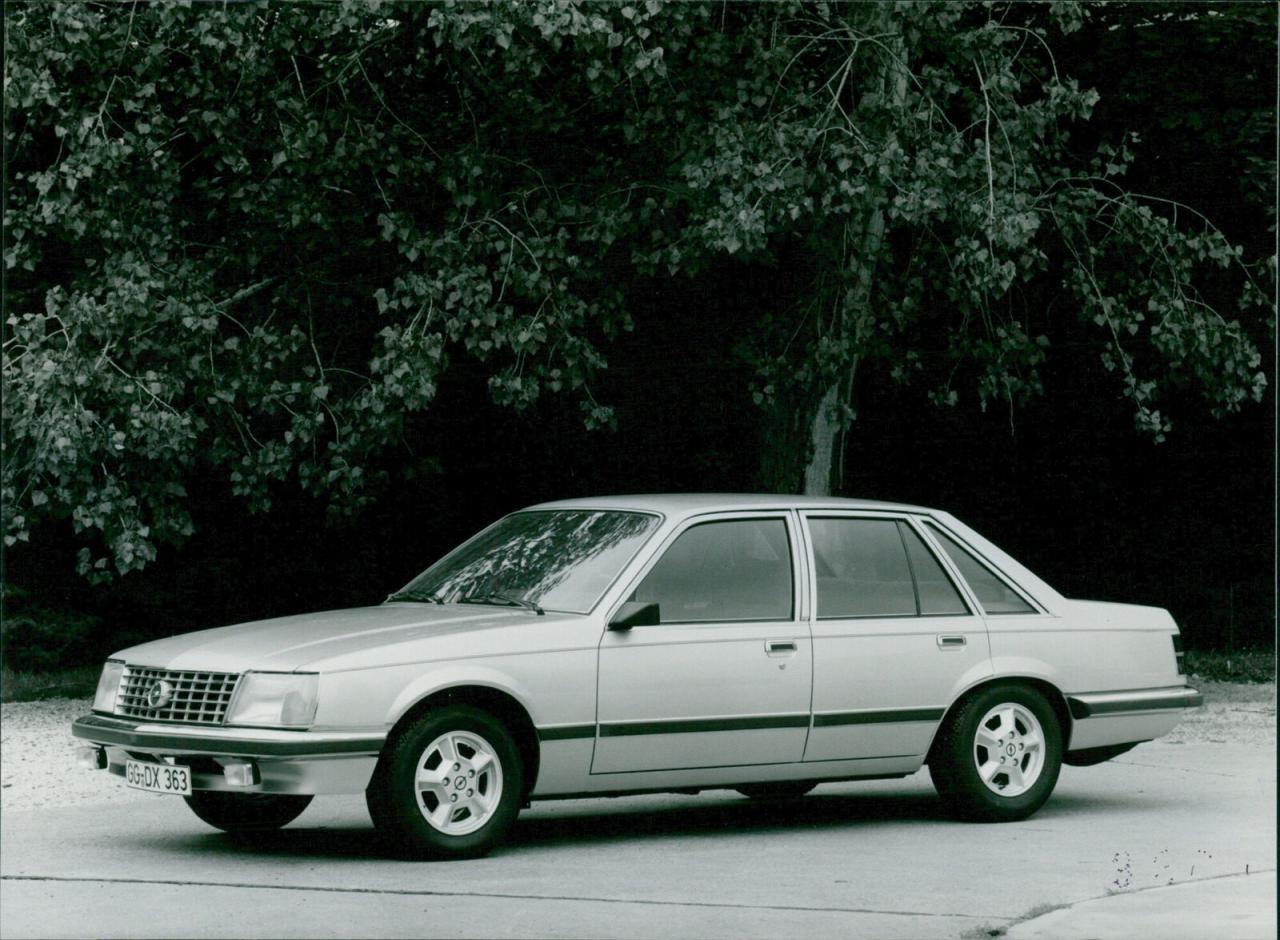 Opel_Senator_preserie_1977_fronte.thumb.jpg.cb3dd1a5baef1b50adcb612a7616d152.jpg
