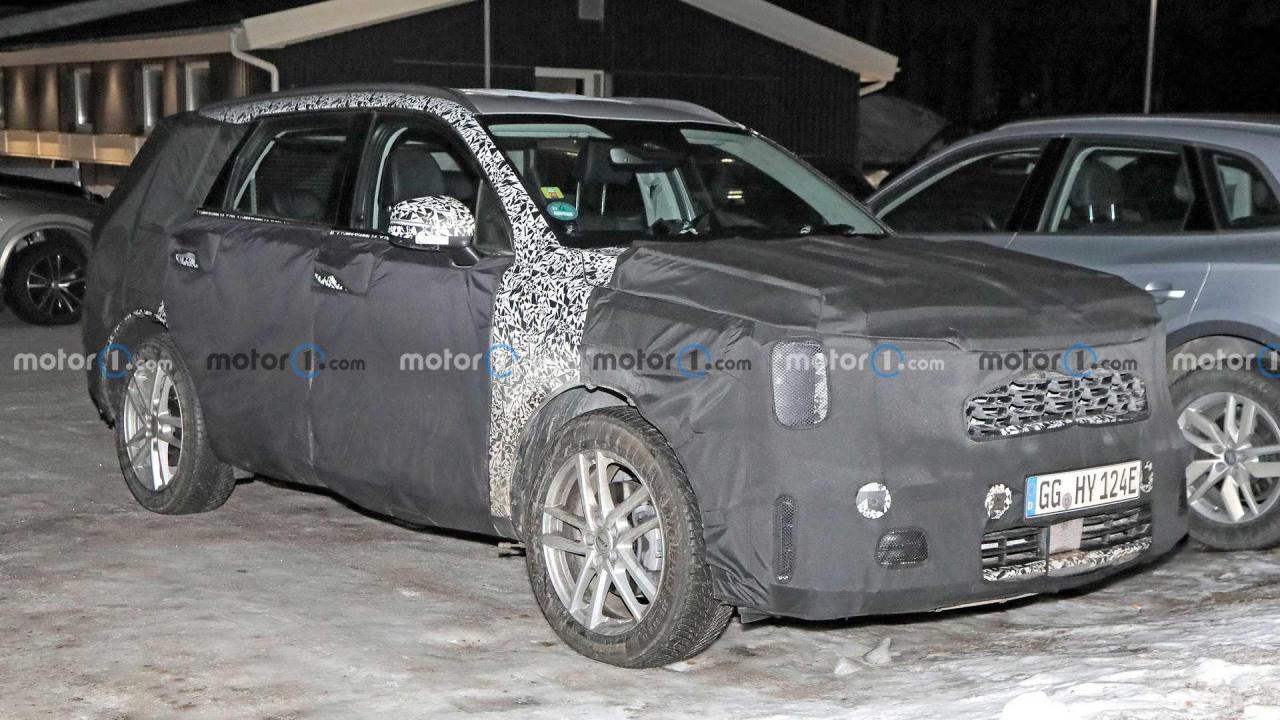 2024-kia-sorento-spy-photos.thumb.jpg.3de16f6127b0065558b541c4c04147fe.jpg