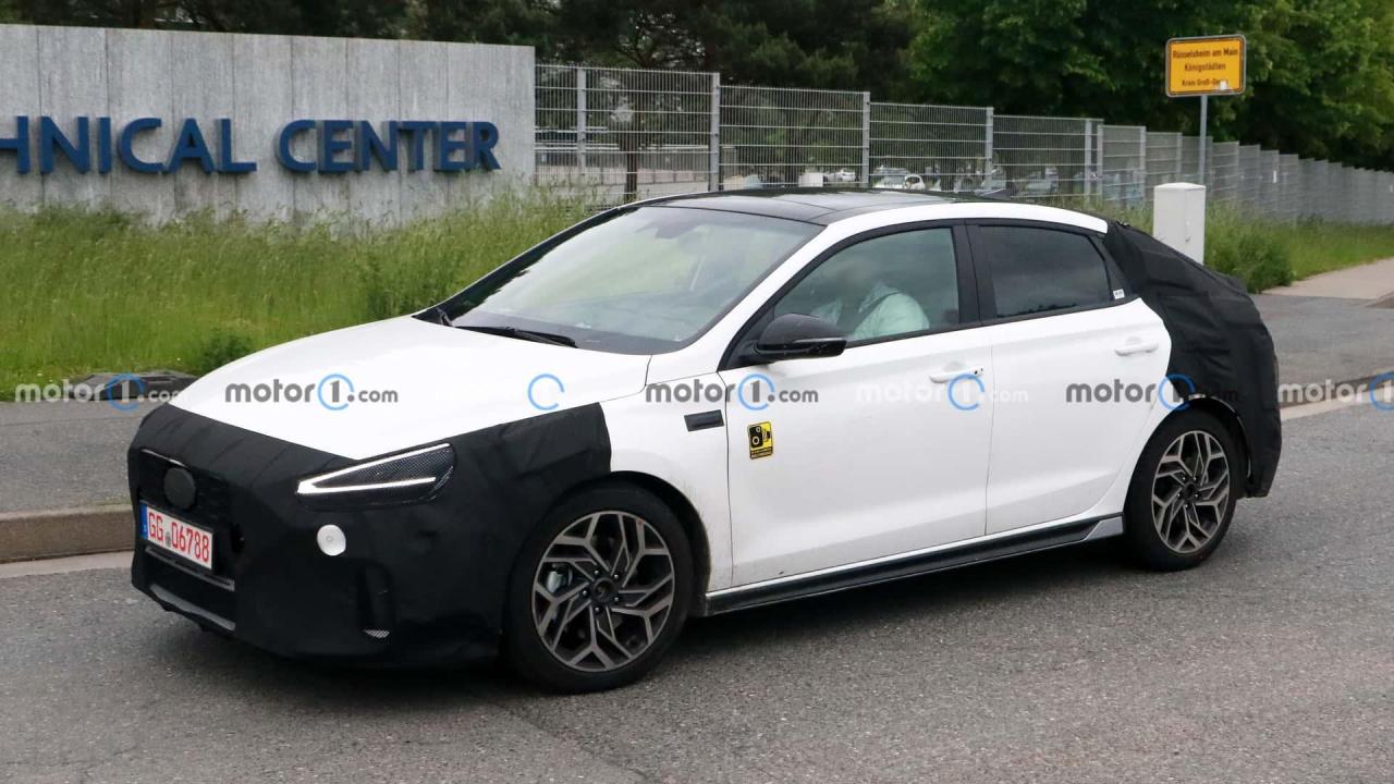 hyundai-i30-fastback-facelift-spy-photo (2).jpg