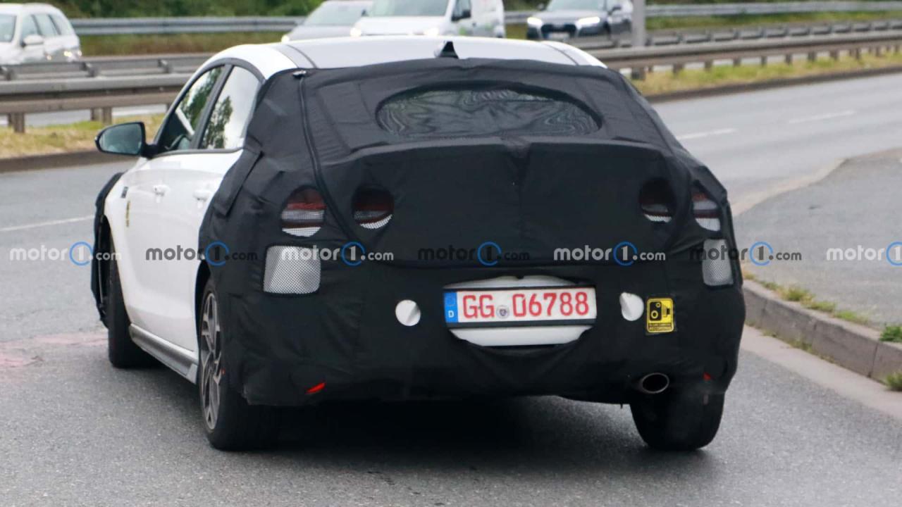 hyundai-i30-fastback-facelift-spy-photo (4).jpg