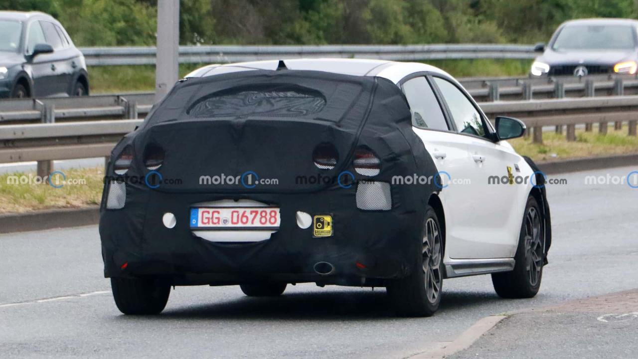 hyundai-i30-fastback-facelift-spy-photo (5).jpg