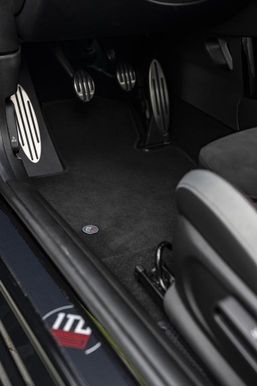 mini_john_cooper_works_1to6_76.jpg.a3702bc0794f19328ce29ed49a2c2601.jpg