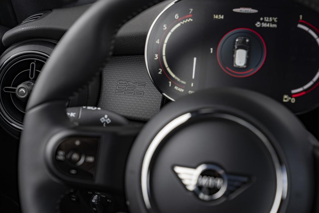 mini_john_cooper_works_1to6_798.jpg.d496323facf6ba2de5e17abc68017dc9.jpg