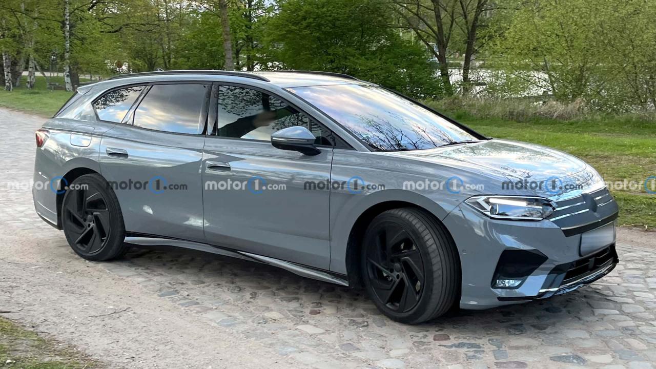 volkswagen-id.7-wagon-spy-photo (1).jpg