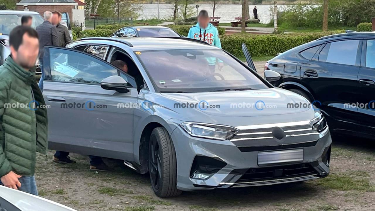 volkswagen-id.7-wagon-spy-photo (3).jpg