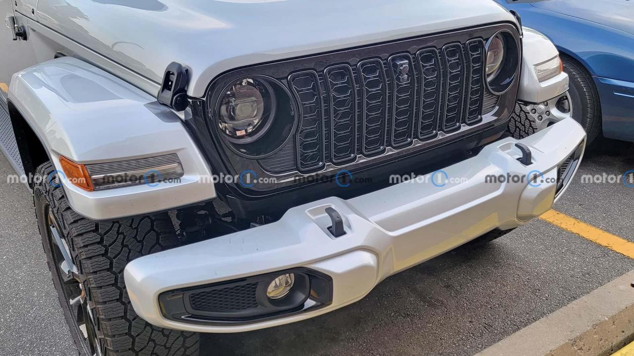 2024-jeep-gladiator-grille-spy-photo.jpg