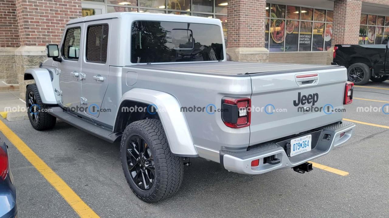 2024-jeep-gladiator-rear-view-spy-photo (1).jpg