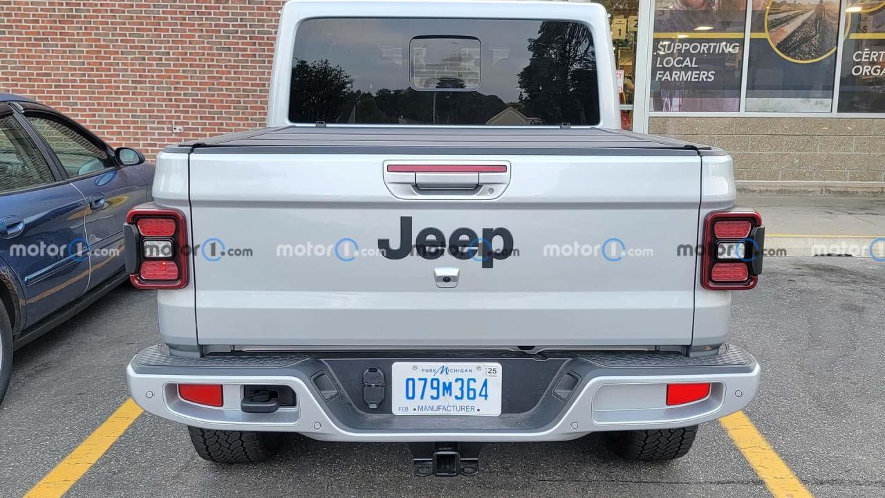 2024-jeep-gladiator-rear-view-spy-photo.jpg