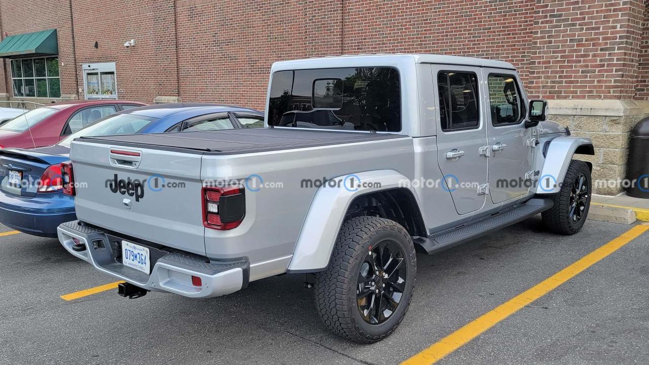 2024-jeep-gladiator-side-view-spy-photo.jpg