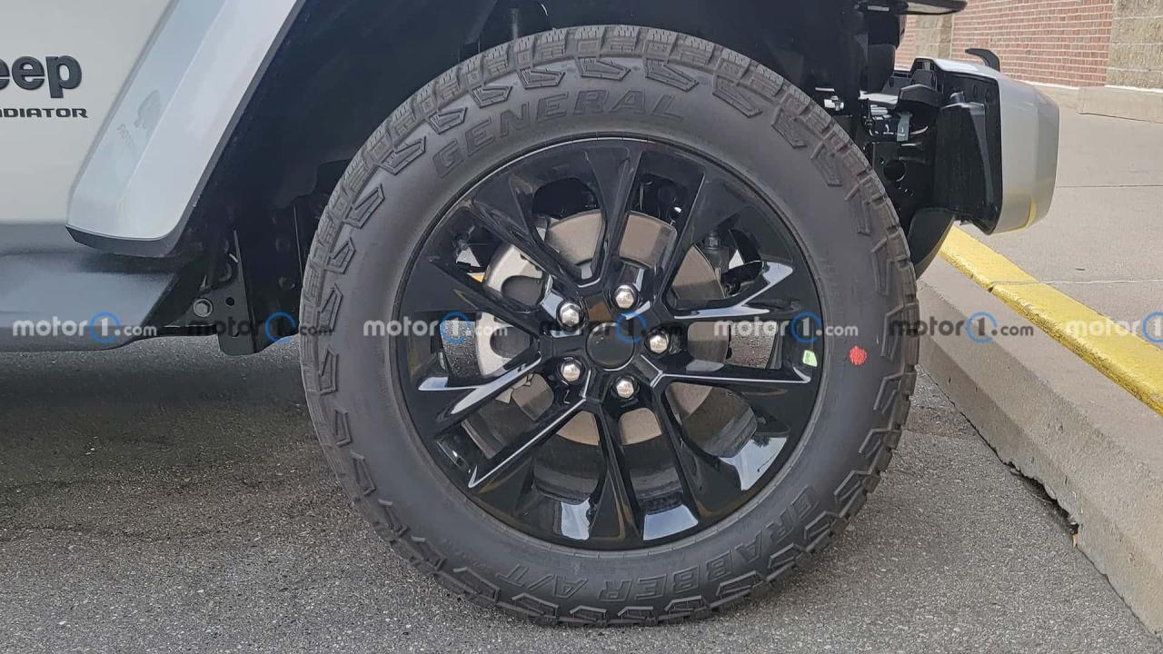 2024-jeep-gladiator-wheel-spy-photo.jpg