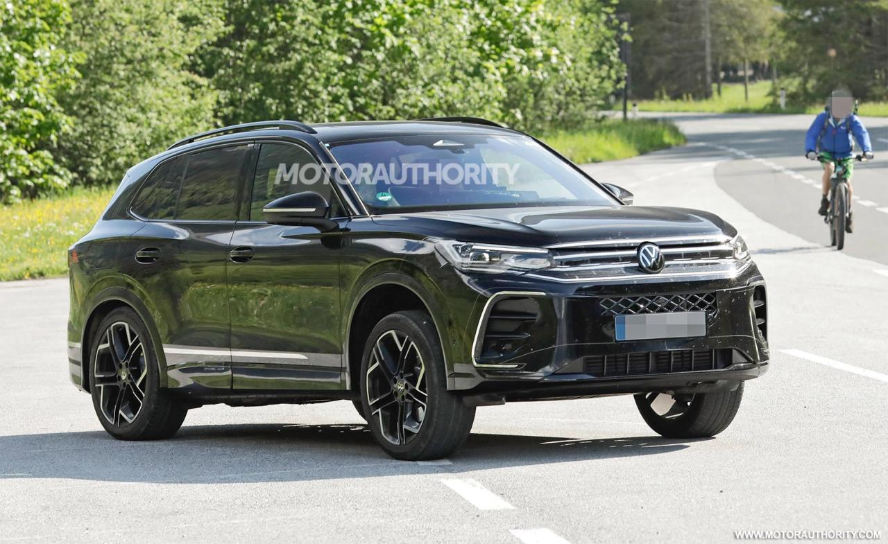 2025-volkswagen-tiguan-spy-shots--photo-credit-baldauf_100887946_h.jpg