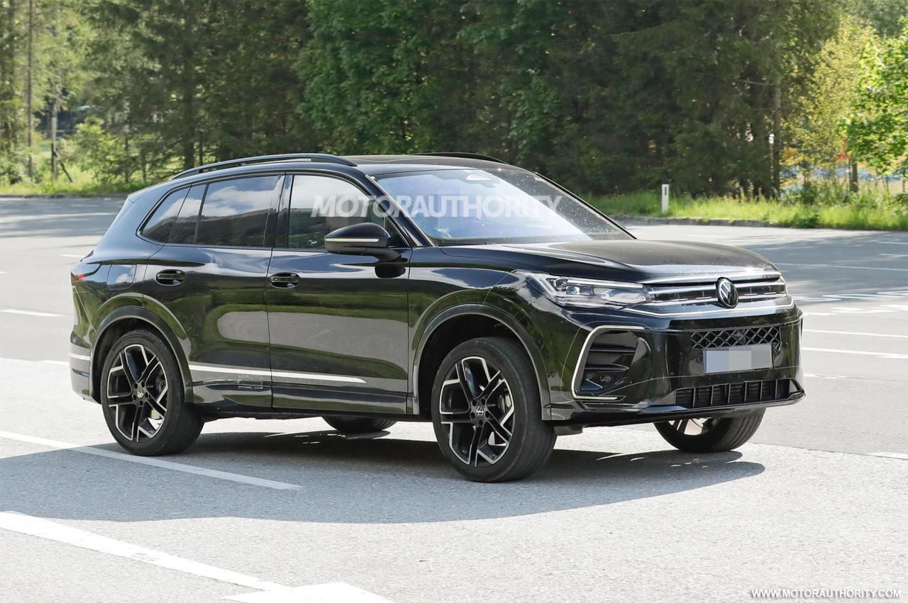 2025-volkswagen-tiguan-spy-shots--photo-credit-baldauf_100887947_h.jpg