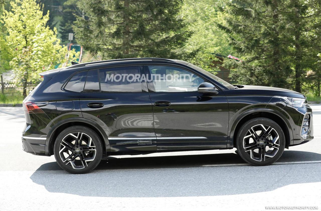 2025-volkswagen-tiguan-spy-shots--photo-credit-baldauf_100887949_h.jpg