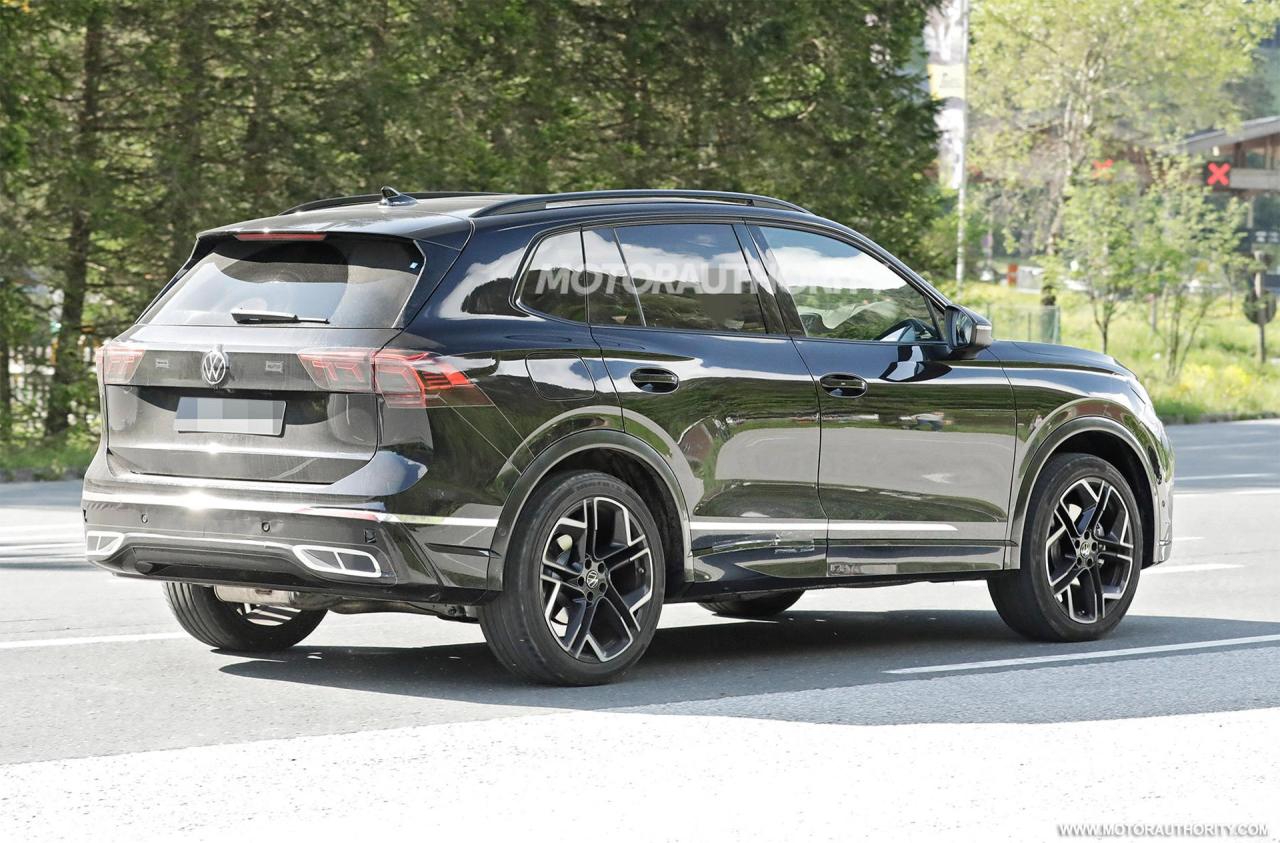 2025-volkswagen-tiguan-spy-shots--photo-credit-baldauf_100887950_h.jpg