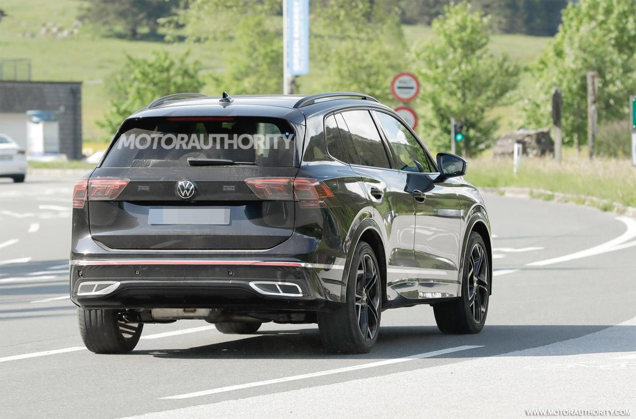 2025-volkswagen-tiguan-spy-shots--photo-credit-baldauf_100887952_h.jpg
