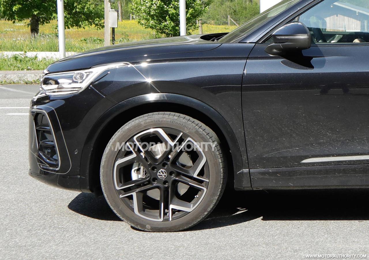 2025-volkswagen-tiguan-spy-shots--photo-credit-baldauf_100887959_h.jpg