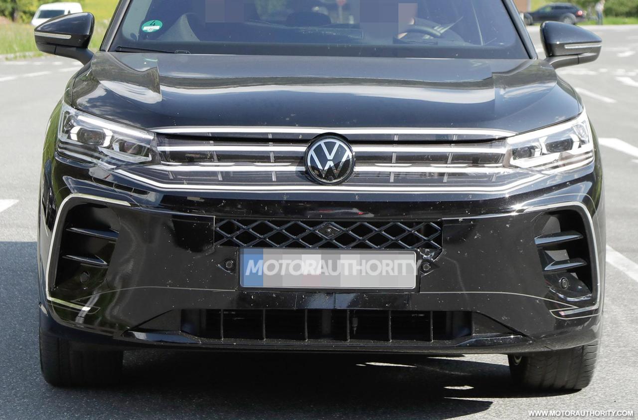 2025-volkswagen-tiguan-spy-shots--photo-credit-baldauf_100887960_h.jpg