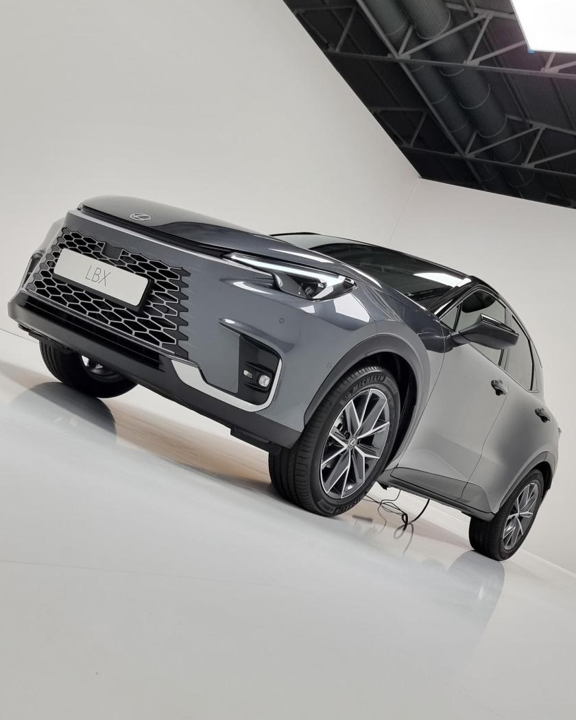lexus-lbx-40.thumb.jpg.ab109ea7854f6b7265fd22d571fad7d9.jpg