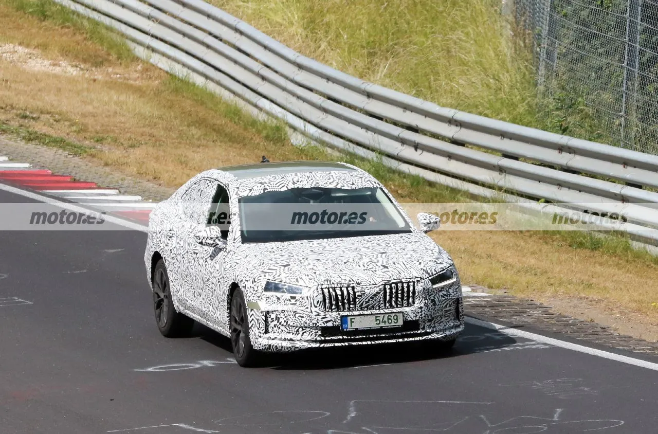skoda-superb-2024-fotos-espia-nurburgring-202395719-1687415739_1.webp.0b0863cf14d678aa3efaf65c132a9d75.webp