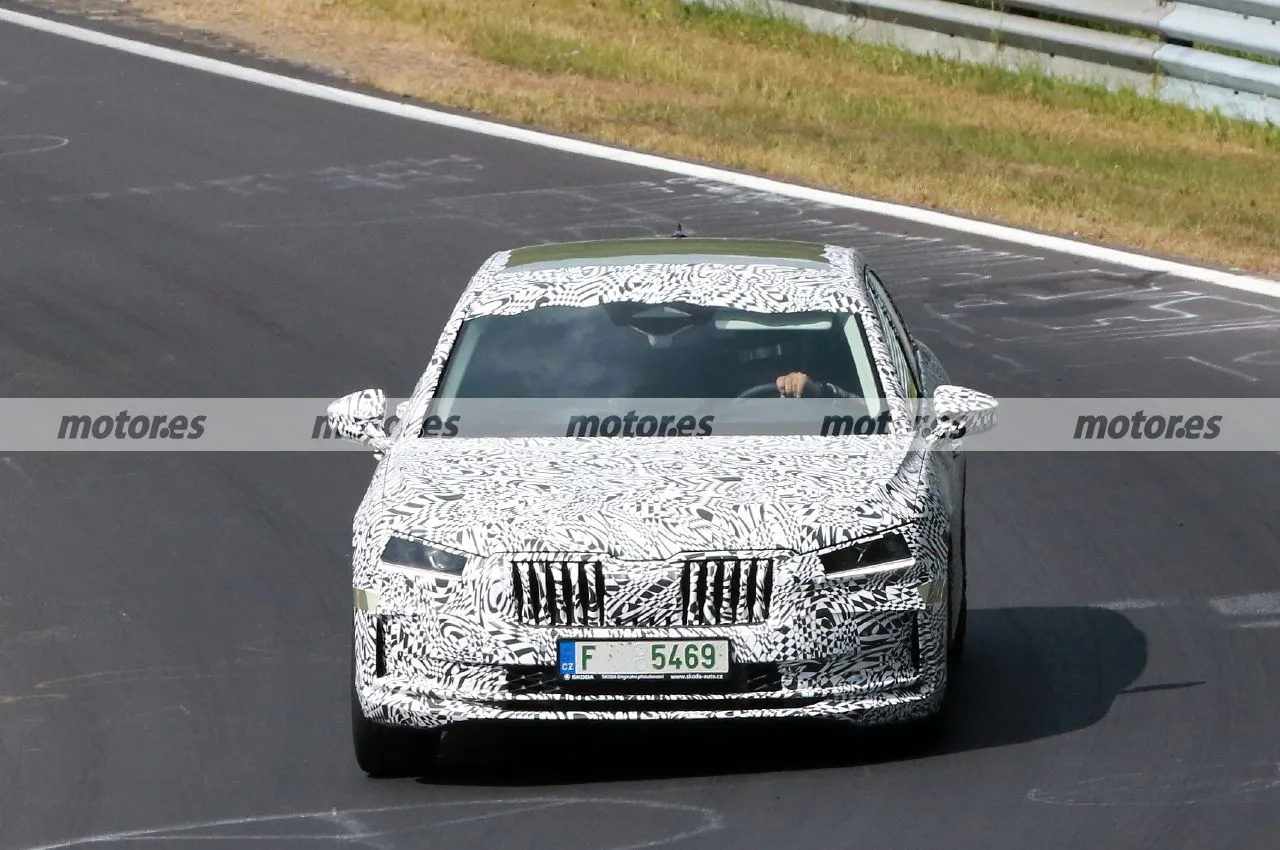 skoda-superb-2024-fotos-espia-nurburgring-202395719-1687415740_3.webp.2f28a09808e8518365a45875b8a545ef.webp