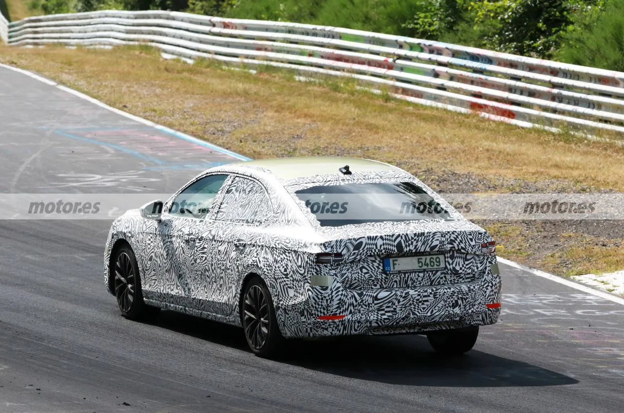 skoda-superb-2024-fotos-espia-nurburgring-202395719-1687415748_13.webp.d3133599db44bdc85c6b416470bd176b.webp