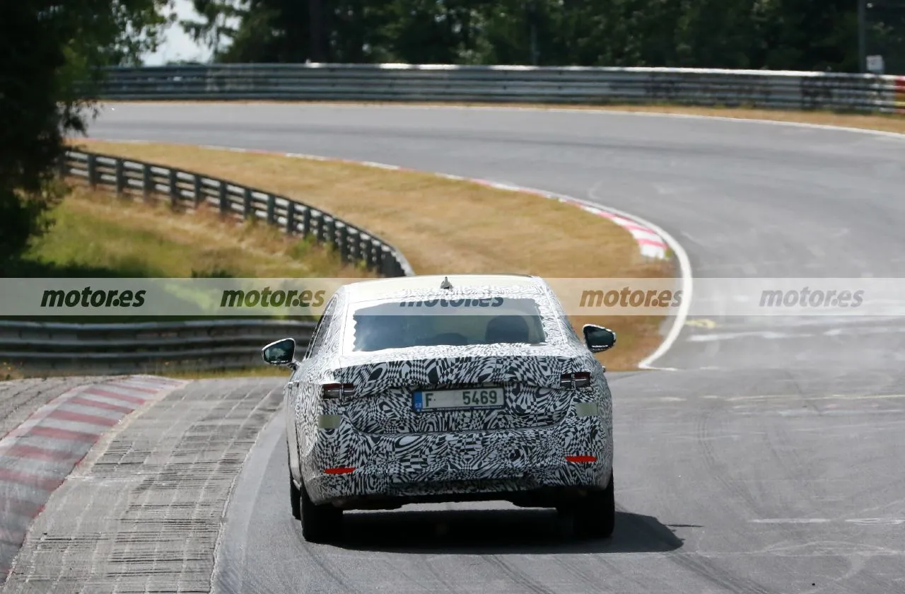 skoda-superb-2024-fotos-espia-nurburgring-202395719-1687415749_15.webp.190af1c025fcfd7c5ca34e034979c8c7.webp