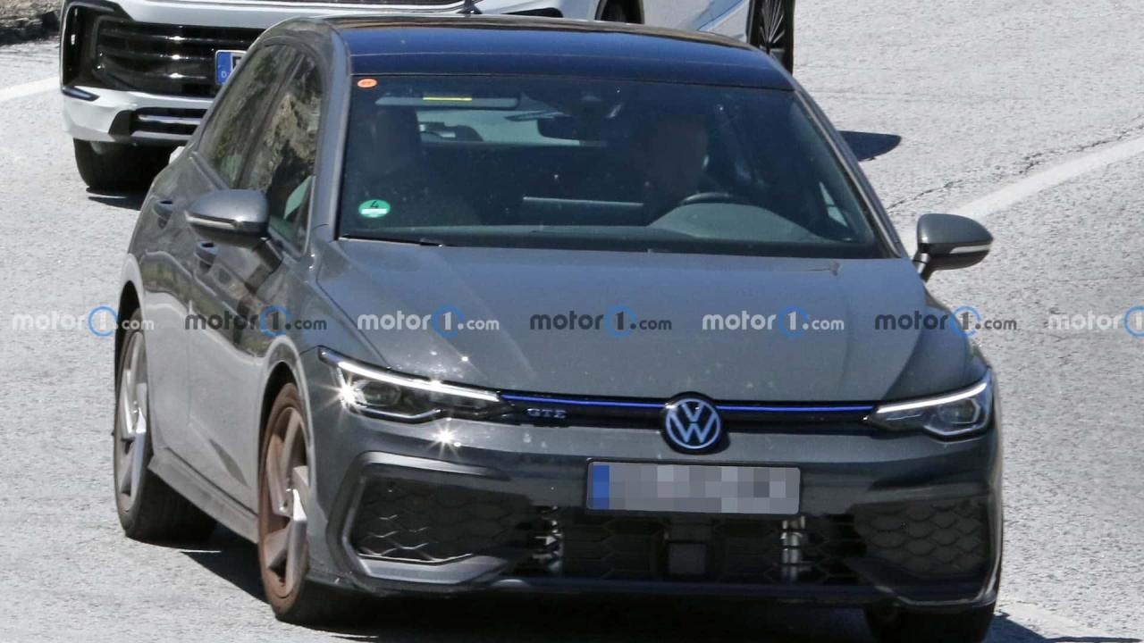 2024-volkswagen-golf-gte-facelift-spy-photo (1).jpg