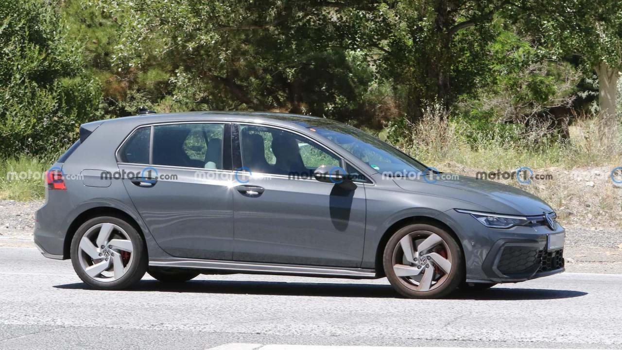 2024-volkswagen-golf-gte-facelift-spy-photo (2).jpg