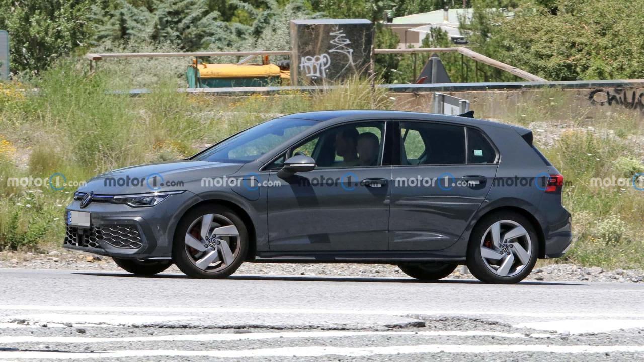 2024-volkswagen-golf-gte-facelift-spy-photo (4).jpg