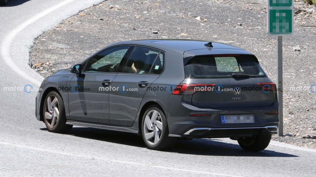 2024-volkswagen-golf-gte-facelift-spy-photo (5).jpg