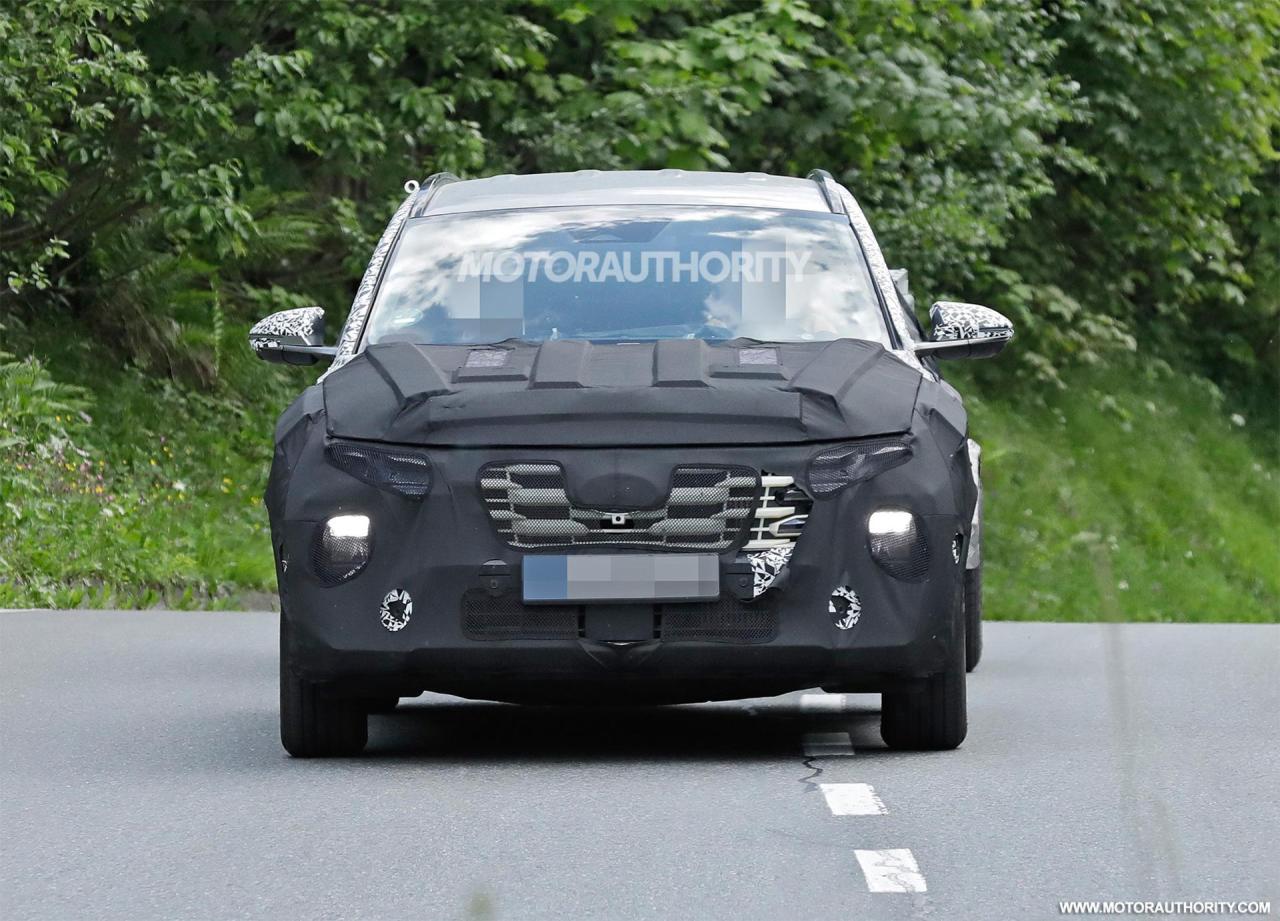 2025-hyundai-tucson-facelift-spy-shots--photo-credit-baldauf_100889973_h.jpg
