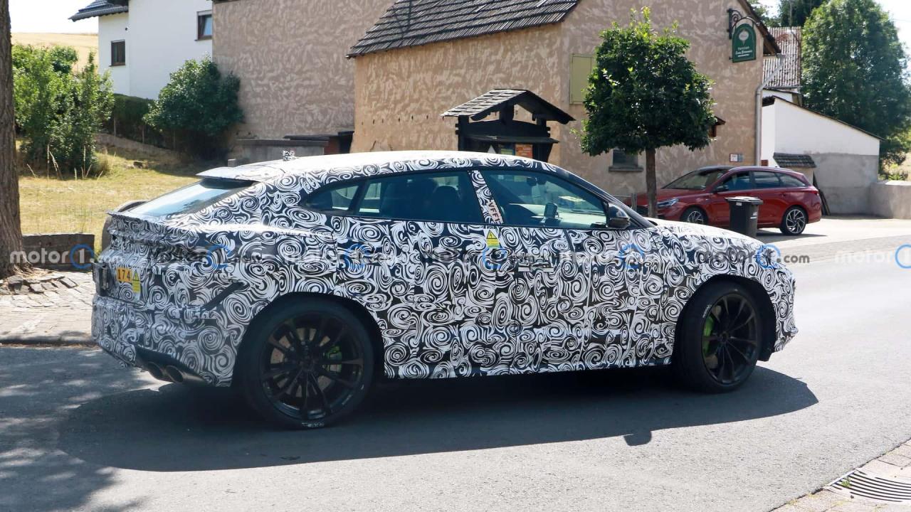 2025-lamborghini-urus-plug-in-hybrid-spy-photo (6).jpg
